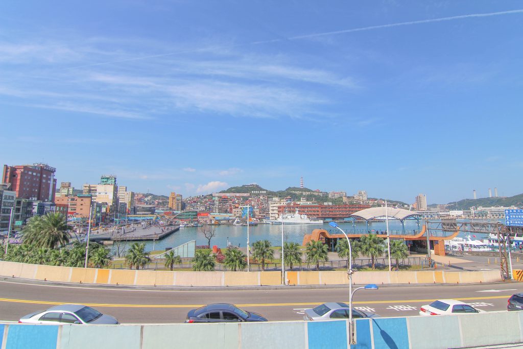 基隆新景點｜東岸廣場(商場)今開幕！ 欣賞港口景致，頂樓還有大操場！ 除了大啖海鮮的米其林餐廳(莆田) 另外還有石2鍋、丸龜製麵、湯姆熊、 日本すき家、はま寿司進駐， 小朋友最愛的氣墊溜滑梯.小火車都