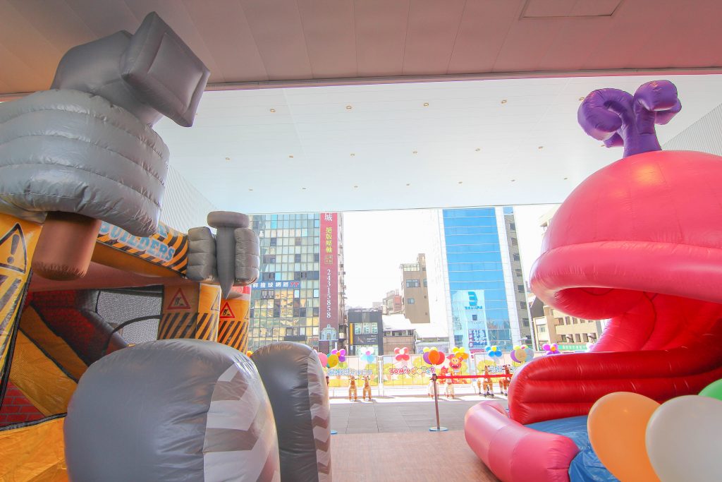 基隆新景點｜東岸廣場(商場)今開幕！ 欣賞港口景致，頂樓還有大操場！ 除了大啖海鮮的米其林餐廳(莆田) 另外還有石2鍋、丸龜製麵、湯姆熊、 日本すき家、はま寿司進駐， 小朋友最愛的氣墊溜滑梯.小火車都