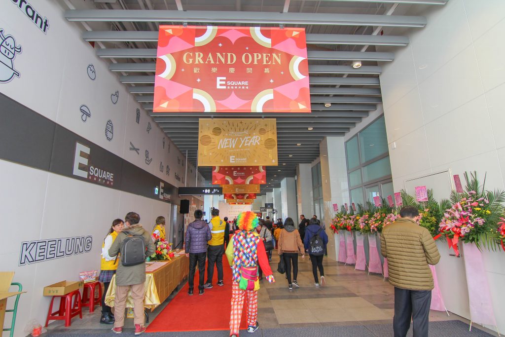 基隆新景點｜東岸廣場(商場)今開幕！ 欣賞港口景致，頂樓還有大操場！ 除了大啖海鮮的米其林餐廳(莆田) 另外還有石2鍋、丸龜製麵、湯姆熊、 日本すき家、はま寿司進駐， 小朋友最愛的氣墊溜滑梯.小火車都