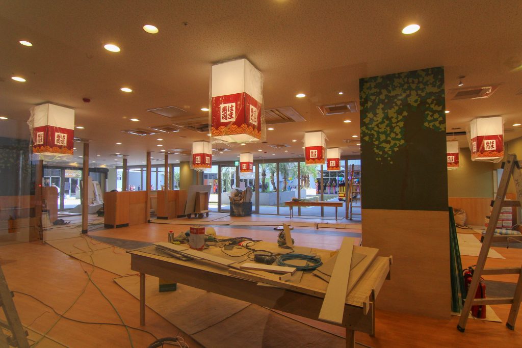 基隆新景點｜東岸廣場(商場)今開幕！ 欣賞港口景致，頂樓還有大操場！ 除了大啖海鮮的米其林餐廳(莆田) 另外還有石2鍋、丸龜製麵、湯姆熊、 日本すき家、はま寿司進駐， 小朋友最愛的氣墊溜滑梯.小火車都