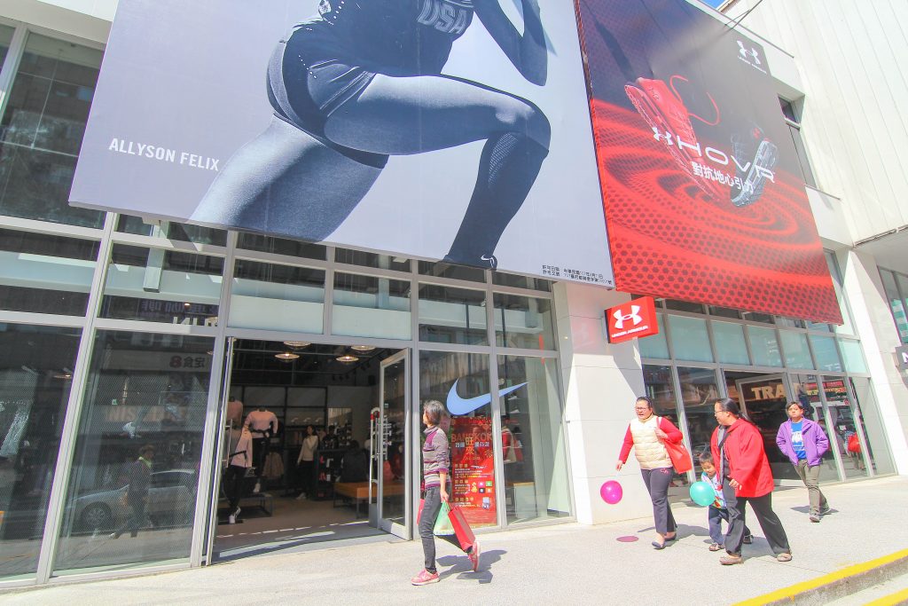 基隆新景點｜東岸廣場(商場)今開幕！ 欣賞港口景致，頂樓還有大操場！ 除了大啖海鮮的米其林餐廳(莆田) 另外還有石2鍋、丸龜製麵、湯姆熊、 日本すき家、はま寿司進駐， 小朋友最愛的氣墊溜滑梯.小火車都