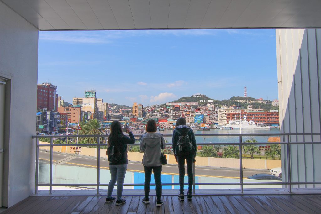 基隆新景點｜東岸廣場(商場)今開幕！ 欣賞港口景致，頂樓還有大操場！ 除了大啖海鮮的米其林餐廳(莆田) 另外還有石2鍋、丸龜製麵、湯姆熊、 日本すき家、はま寿司進駐， 小朋友最愛的氣墊溜滑梯.小火車都