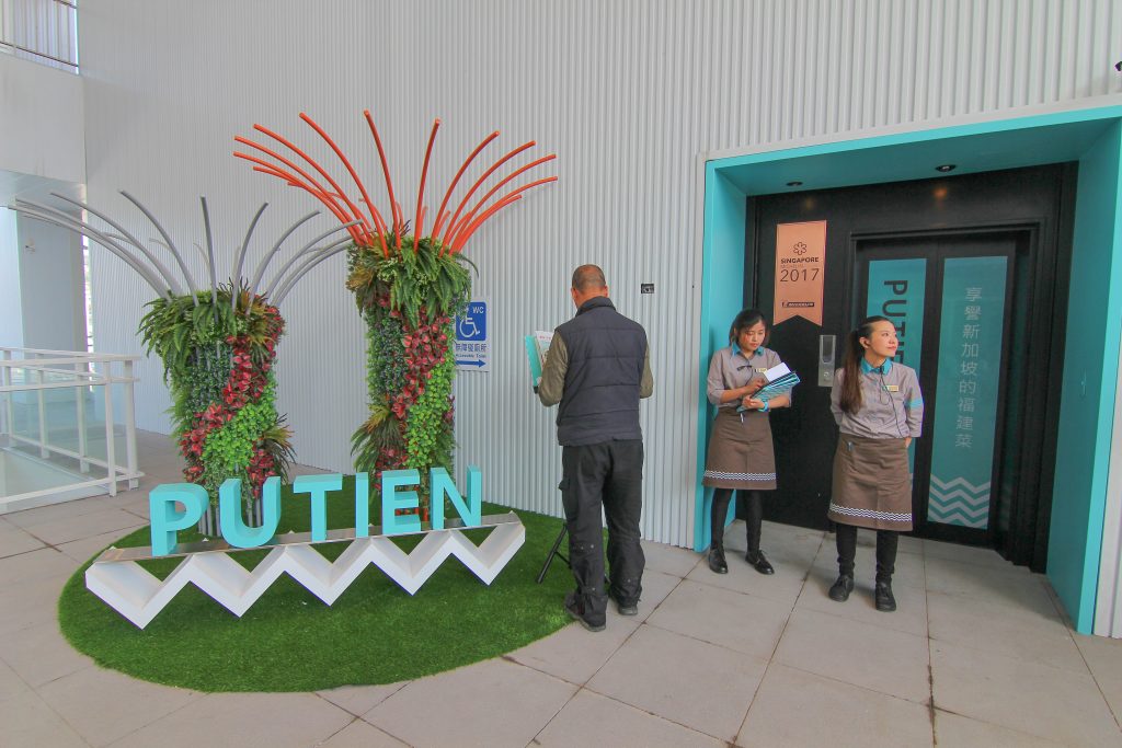 基隆新景點｜東岸廣場(商場)今開幕！ 欣賞港口景致，頂樓還有大操場！ 除了大啖海鮮的米其林餐廳(莆田) 另外還有石2鍋、丸龜製麵、湯姆熊、 日本すき家、はま寿司進駐， 小朋友最愛的氣墊溜滑梯.小火車都