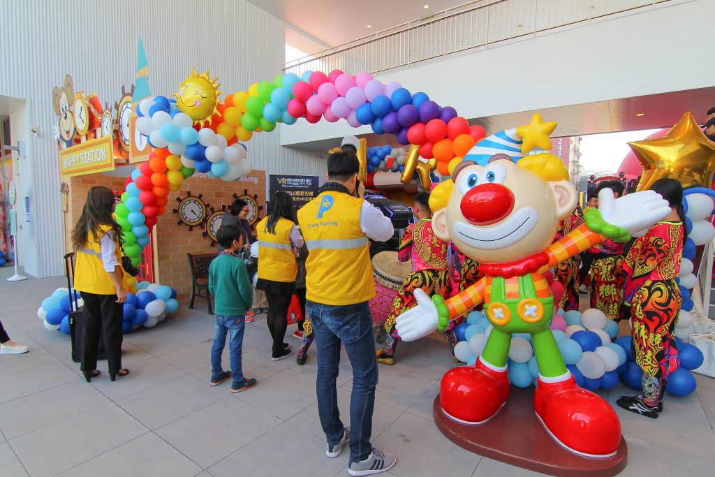 基隆新景點｜東岸廣場(商場)今開幕！ 欣賞港口景致，頂樓還有大操場！ 除了大啖海鮮的米其林餐廳(莆田) 另外還有石2鍋、丸龜製麵、湯姆熊、 日本すき家、はま寿司進駐， 小朋友最愛的氣墊溜滑梯.小火車都