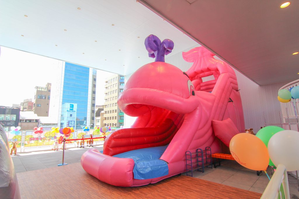 基隆新景點｜東岸廣場(商場)今開幕！ 欣賞港口景致，頂樓還有大操場！ 除了大啖海鮮的米其林餐廳(莆田) 另外還有石2鍋、丸龜製麵、湯姆熊、 日本すき家、はま寿司進駐， 小朋友最愛的氣墊溜滑梯.小火車都