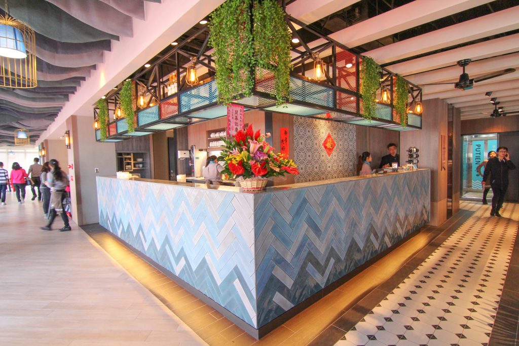 基隆新景點｜東岸廣場(商場)今開幕！ 欣賞港口景致，頂樓還有大操場！ 除了大啖海鮮的米其林餐廳(莆田) 另外還有石2鍋、丸龜製麵、湯姆熊、 日本すき家、はま寿司進駐， 小朋友最愛的氣墊溜滑梯.小火車都