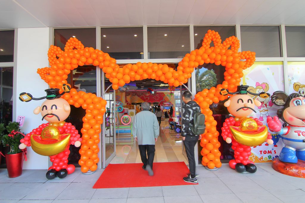 基隆新景點｜東岸廣場(商場)今開幕！ 欣賞港口景致，頂樓還有大操場！ 除了大啖海鮮的米其林餐廳(莆田) 另外還有石2鍋、丸龜製麵、湯姆熊、 日本すき家、はま寿司進駐， 小朋友最愛的氣墊溜滑梯.小火車都