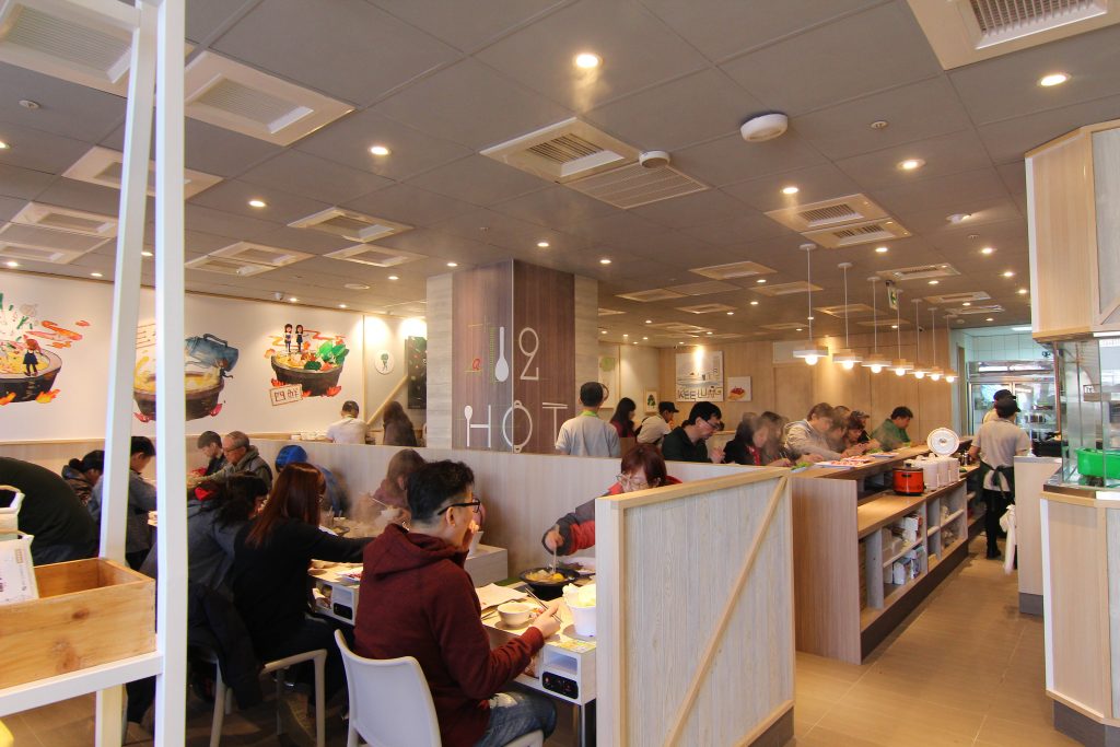 基隆新景點｜東岸廣場(商場)今開幕！ 欣賞港口景致，頂樓還有大操場！ 除了大啖海鮮的米其林餐廳(莆田) 另外還有石2鍋、丸龜製麵、湯姆熊、 日本すき家、はま寿司進駐， 小朋友最愛的氣墊溜滑梯.小火車都