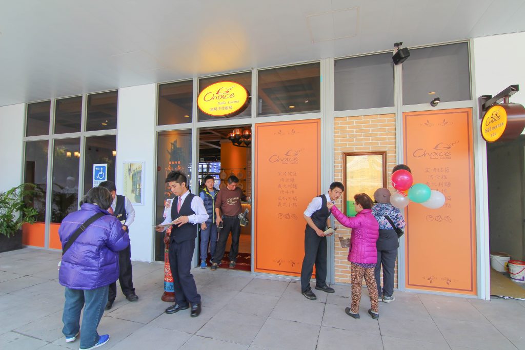 基隆新景點｜東岸廣場(商場)今開幕！ 欣賞港口景致，頂樓還有大操場！ 除了大啖海鮮的米其林餐廳(莆田) 另外還有石2鍋、丸龜製麵、湯姆熊、 日本すき家、はま寿司進駐， 小朋友最愛的氣墊溜滑梯.小火車都