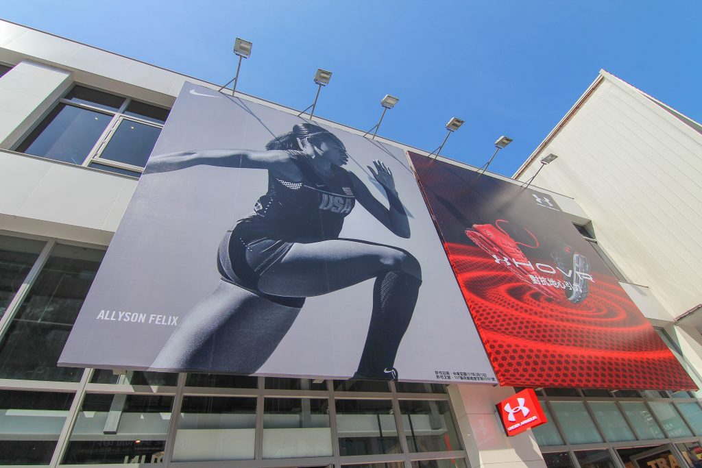 基隆新景點｜東岸廣場(商場)今開幕！ 欣賞港口景致，頂樓還有大操場！ 除了大啖海鮮的米其林餐廳(莆田) 另外還有石2鍋、丸龜製麵、湯姆熊、 日本すき家、はま寿司進駐， 小朋友最愛的氣墊溜滑梯.小火車都