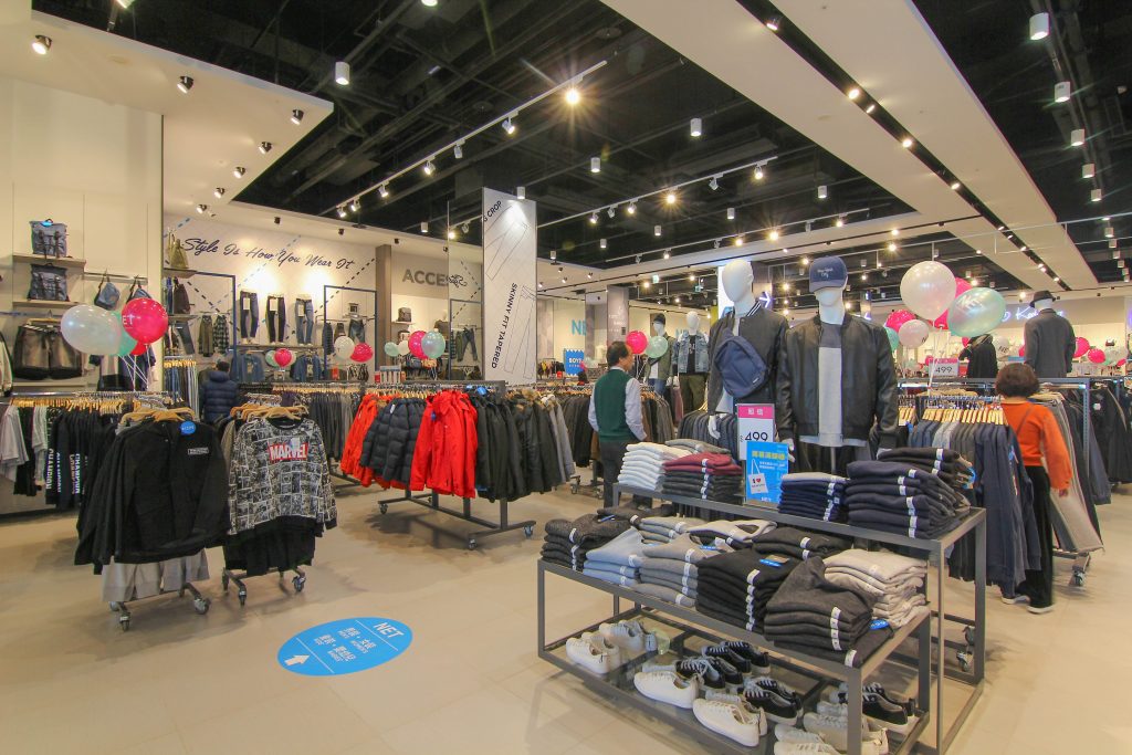 基隆新景點｜東岸廣場(商場)今開幕！ 欣賞港口景致，頂樓還有大操場！ 除了大啖海鮮的米其林餐廳(莆田) 另外還有石2鍋、丸龜製麵、湯姆熊、 日本すき家、はま寿司進駐， 小朋友最愛的氣墊溜滑梯.小火車都