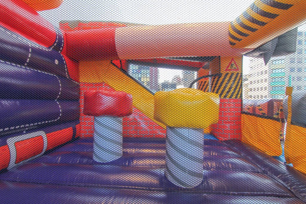 基隆新景點｜東岸廣場(商場)今開幕！ 欣賞港口景致，頂樓還有大操場！ 除了大啖海鮮的米其林餐廳(莆田) 另外還有石2鍋、丸龜製麵、湯姆熊、 日本すき家、はま寿司進駐， 小朋友最愛的氣墊溜滑梯.小火車都