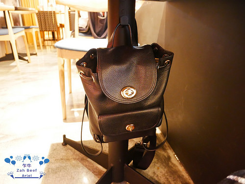 【台南美食】乍牛 炸牛排專賣▸台南新光三越中山店12F▸酥脆外皮搭配軟嫩肉質吃完還想再吃