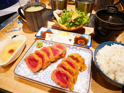 【台南美食】乍牛 炸牛排專賣▸台南新光三越中山店12F▸酥脆外皮搭配軟嫩肉質吃完還想再吃