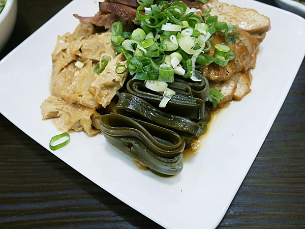 條條有理：條條有理-台中大墩路巷弄內推薦麵食  環境舒適到像吃早午餐  餐點都夠水準  午餐、晚餐都想拜訪