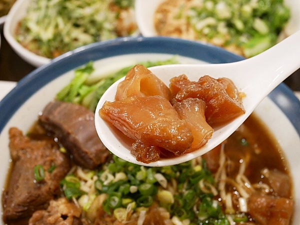 條條有理：條條有理-台中大墩路巷弄內推薦麵食  環境舒適到像吃早午餐  餐點都夠水準  午餐、晚餐都想拜訪