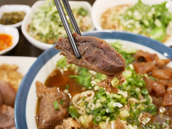 條條有理：條條有理-台中大墩路巷弄內推薦麵食  環境舒適到像吃早午餐  餐點都夠水準  午餐、晚餐都想拜訪