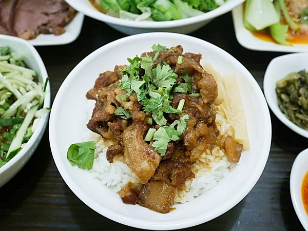 條條有理：條條有理-台中大墩路巷弄內推薦麵食  環境舒適到像吃早午餐  餐點都夠水準  午餐、晚餐都想拜訪