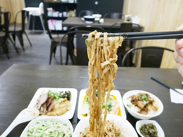 條條有理：條條有理-台中大墩路巷弄內推薦麵食  環境舒適到像吃早午餐  餐點都夠水準  午餐、晚餐都想拜訪