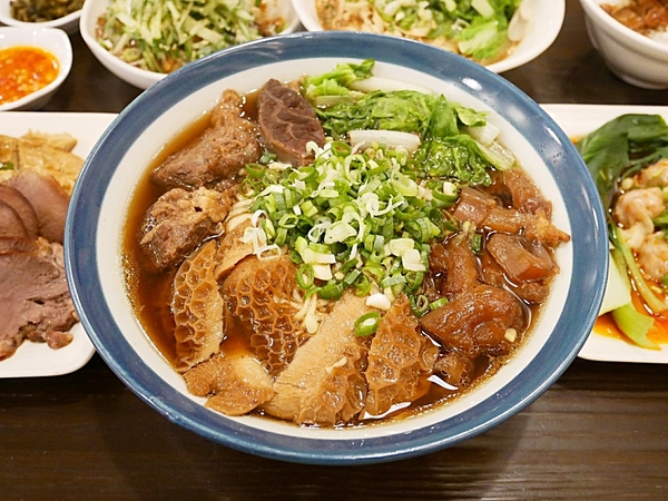 條條有理：條條有理-台中大墩路巷弄內推薦麵食  環境舒適到像吃早午餐  餐點都夠水準  午餐、晚餐都想拜訪