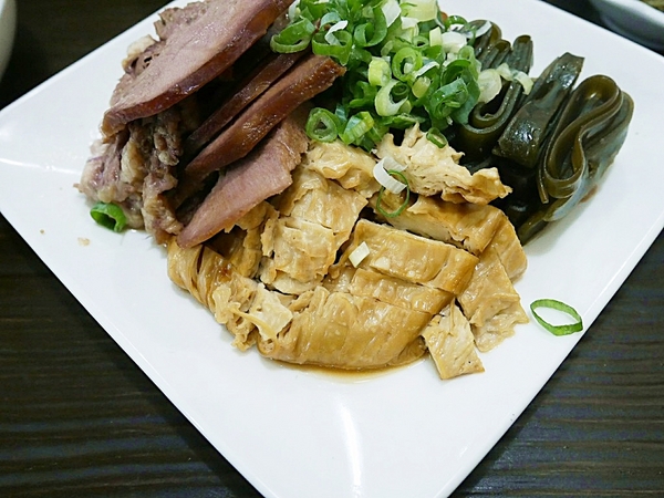 條條有理：條條有理-台中大墩路巷弄內推薦麵食  環境舒適到像吃早午餐  餐點都夠水準  午餐、晚餐都想拜訪