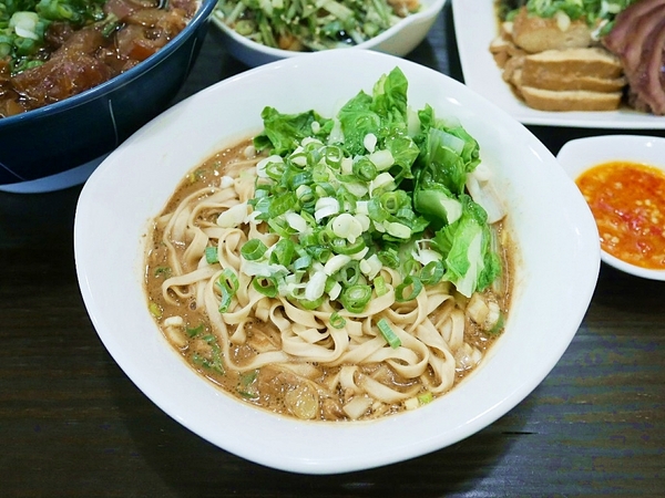 條條有理：條條有理-台中大墩路巷弄內推薦麵食  環境舒適到像吃早午餐  餐點都夠水準  午餐、晚餐都想拜訪