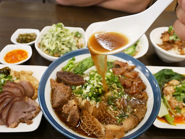 條條有理：條條有理-台中大墩路巷弄內推薦麵食  環境舒適到像吃早午餐  餐點都夠水準  午餐、晚餐都想拜訪