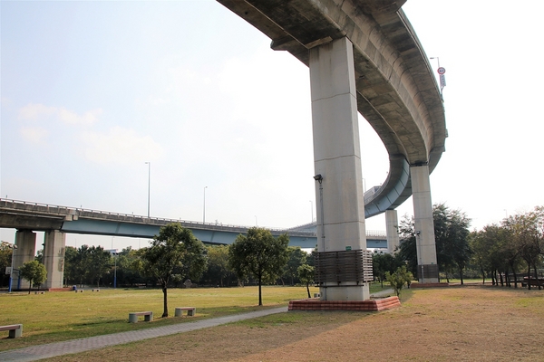 彰化市景觀公園：【彰化市景點】彰化市景觀公園~休閒步道及兒童遊樂設施，親子同樂綠化的大公園