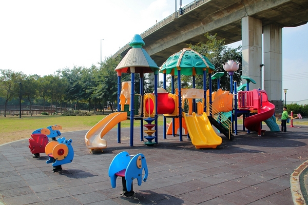 彰化市景觀公園：【彰化市景點】彰化市景觀公園~休閒步道及兒童遊樂設施，親子同樂綠化的大公園