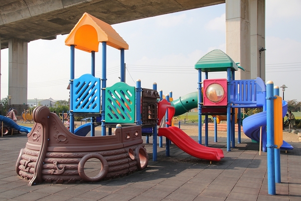 彰化市景觀公園：【彰化市景點】彰化市景觀公園~休閒步道及兒童遊樂設施，親子同樂綠化的大公園