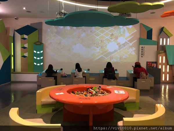 圓圓家出去玩-《新北汐止》密室逃脫、環遊世界建築之美,遠雄汐科園區好好玩《免費景點》