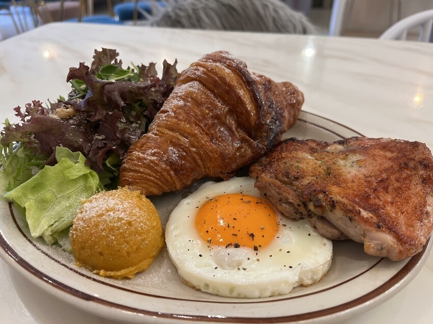 桃園市桃園區【桃園早午餐】來美美的餐廳來個早午餐約會吧!桃園藝文特區【肉球尼尼】大盤子讓人好滿足