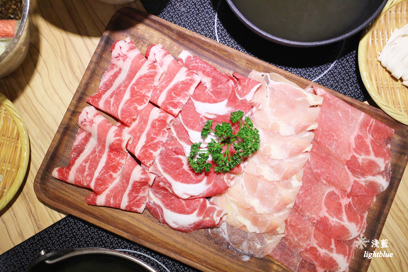 [ 中山站美食 ] 淺藍 × 食鍋憶精緻鍋物～新開幕火鍋，開鍋送鮑魚，打卡送牛小排，還有卡比索冰淇淋吃到飽