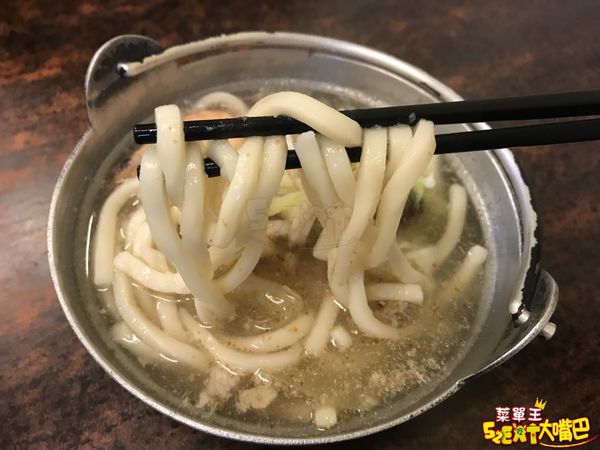 【秉峰鍋燒店菜單價位大公開】CP值極高的鍋燒意麵～台中必吃美食小吃餐廳推薦！招牌菜牛奶意麵、泡菜拉麵、廣東粥。