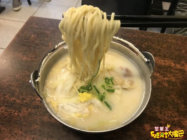 【秉峰鍋燒店菜單價位大公開】CP值極高的鍋燒意麵～台中必吃美食小吃餐廳推薦！招牌菜牛奶意麵、泡菜拉麵、廣東粥。