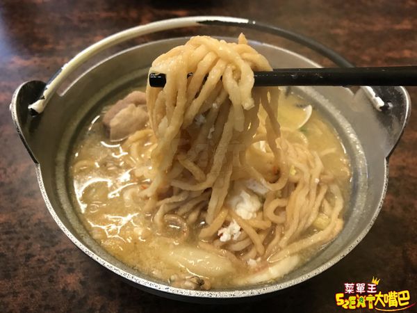 【秉峰鍋燒店菜單價位大公開】CP值極高的鍋燒意麵～台中必吃美食小吃餐廳推薦！招牌菜牛奶意麵、泡菜拉麵、廣東粥。
