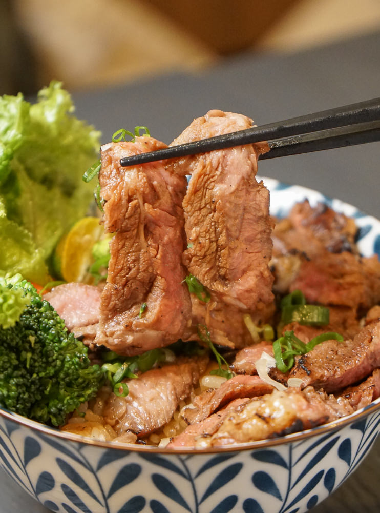 [高雄]牛丁次郎坊(高雄支店)-肉控必吃!深夜裡的和魂燒肉丼!食尚玩家推薦 - 美食好芃友