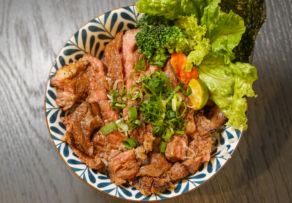 [高雄]牛丁次郎坊(高雄支店)-肉控必吃!深夜裡的和魂燒肉丼!食尚玩家推薦 - 美食好芃友