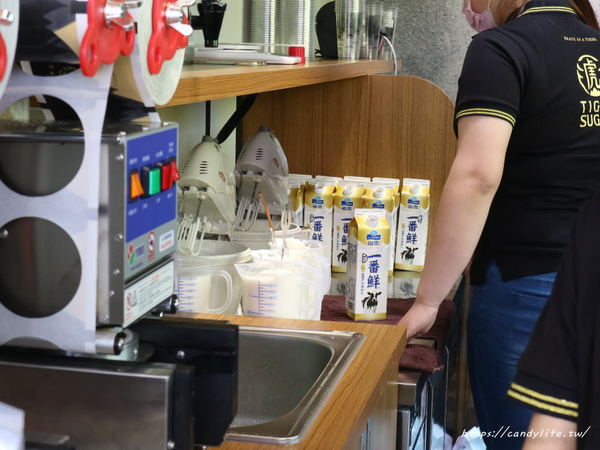Tigersugar老虎堂(逢甲店):台中美食│Tigersugar老虎堂 逢甲店〃IG紅翻天的老虎堂在逢甲開分店啦!!還有逢甲店限定口味,混珠黑糖鮮奶新上市!!