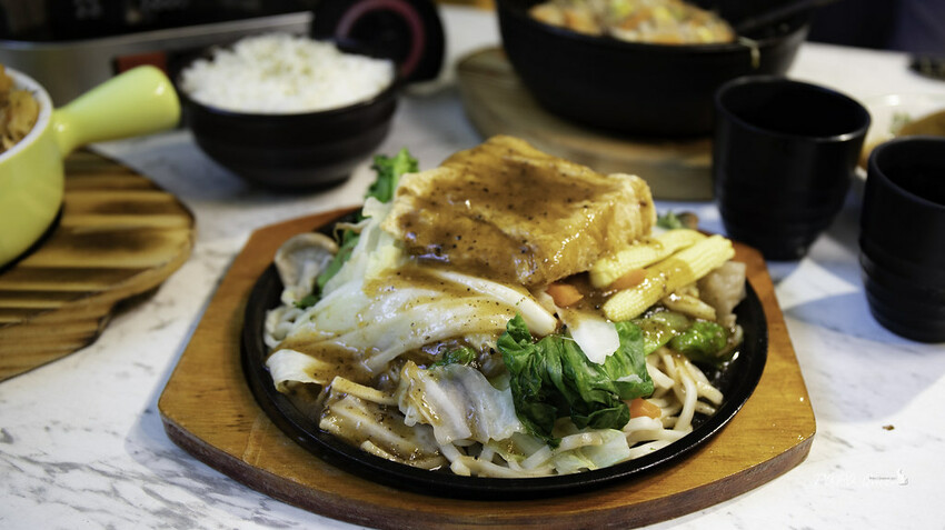 彰化素食｜ 清心緣食坊（菩堤168）單點主餐：石鍋拌飯、鐵板麵、焗烤、火鍋，就享內用免費無限暢飲冷飲、熱