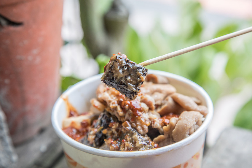 [苗栗三義]勝興車站必吃，假日限定超人氣排隊美食！老吳鐵馬臭豆腐 - 大手牽小手。玩樂趣