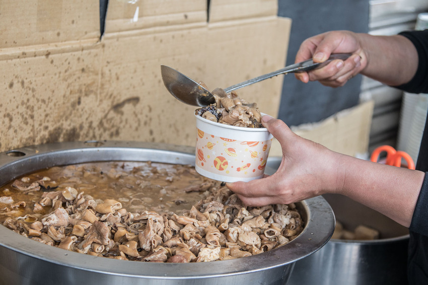 [苗栗三義]勝興車站必吃，假日限定超人氣排隊美食！老吳鐵馬臭豆腐 - 大手牽小手。玩樂趣