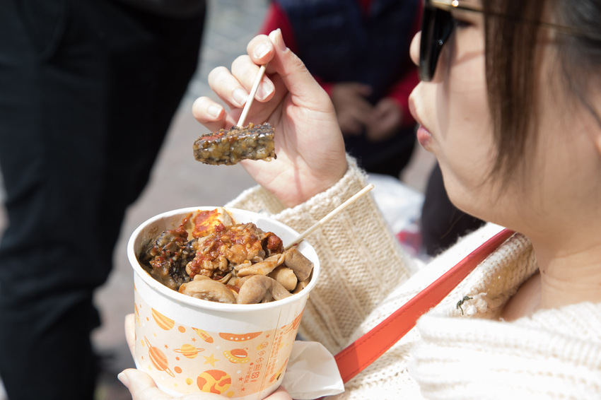 [苗栗三義]勝興車站必吃，假日限定超人氣排隊美食！老吳鐵馬臭豆腐 - 大手牽小手。玩樂趣