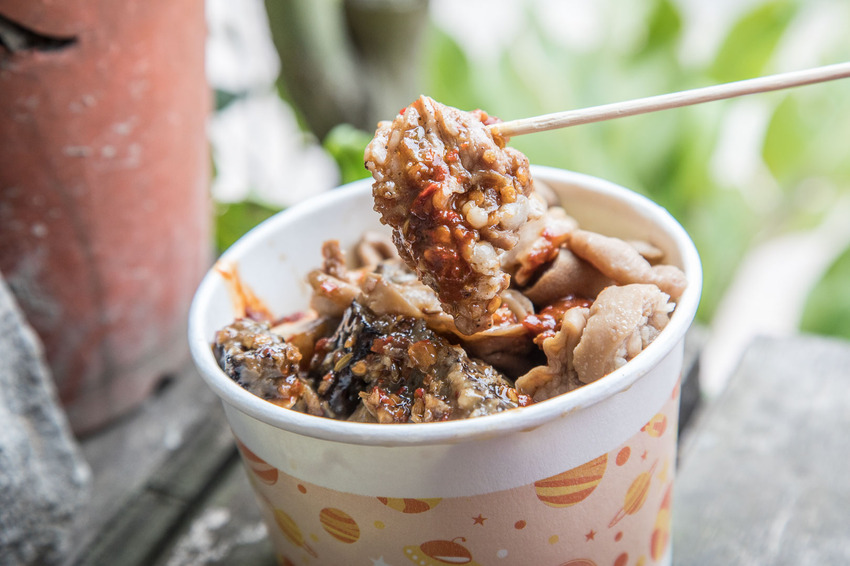 [苗栗三義]勝興車站必吃，假日限定超人氣排隊美食！老吳鐵馬臭豆腐 - 大手牽小手。玩樂趣
