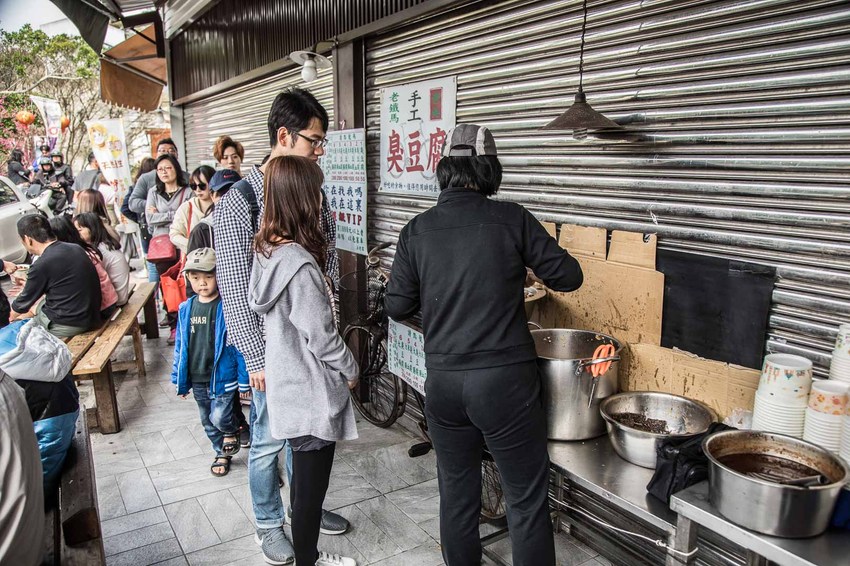 [苗栗三義]勝興車站必吃，假日限定超人氣排隊美食！老吳鐵馬臭豆腐 - 大手牽小手。玩樂趣