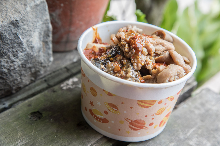 [苗栗三義]勝興車站必吃，假日限定超人氣排隊美食！老吳鐵馬臭豆腐 - 大手牽小手。玩樂趣