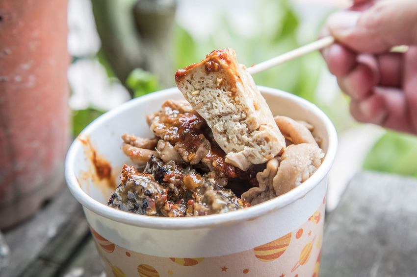 [苗栗三義]勝興車站必吃，假日限定超人氣排隊美食！老吳鐵馬臭豆腐 - 大手牽小手。玩樂趣
