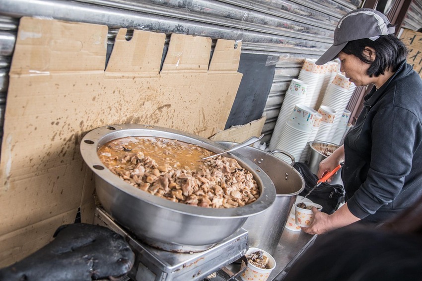 [苗栗三義]勝興車站必吃，假日限定超人氣排隊美食！老吳鐵馬臭豆腐 - 大手牽小手。玩樂趣