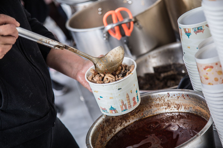 [苗栗三義]勝興車站必吃，假日限定超人氣排隊美食！老吳鐵馬臭豆腐 - 大手牽小手。玩樂趣