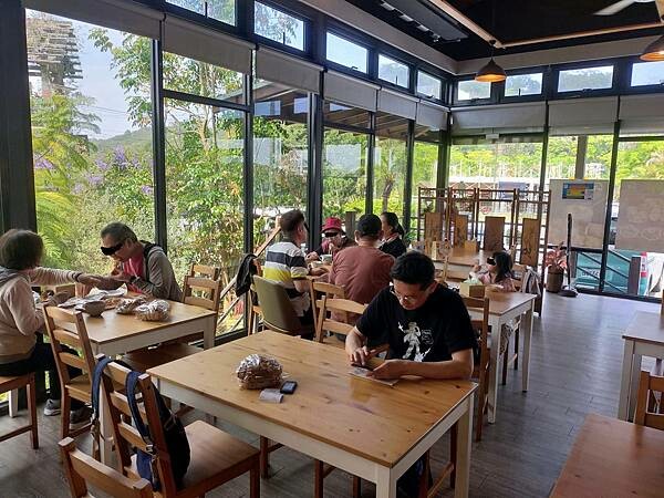 新竹峨眉黃金傳說窯烤麵包坊~近峨嵋湖彌勒佛殿~